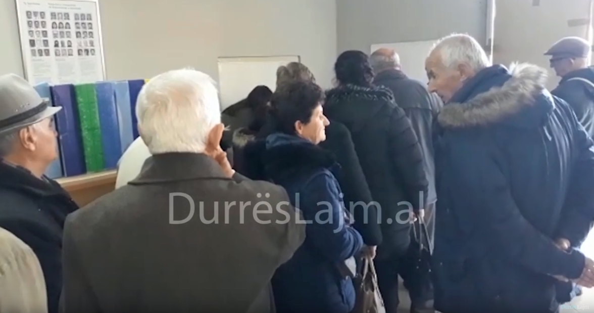 Skadimi i kartave të identitetit, durrsakët drejt zyrës së Gjendjes Civile (VIDEO)