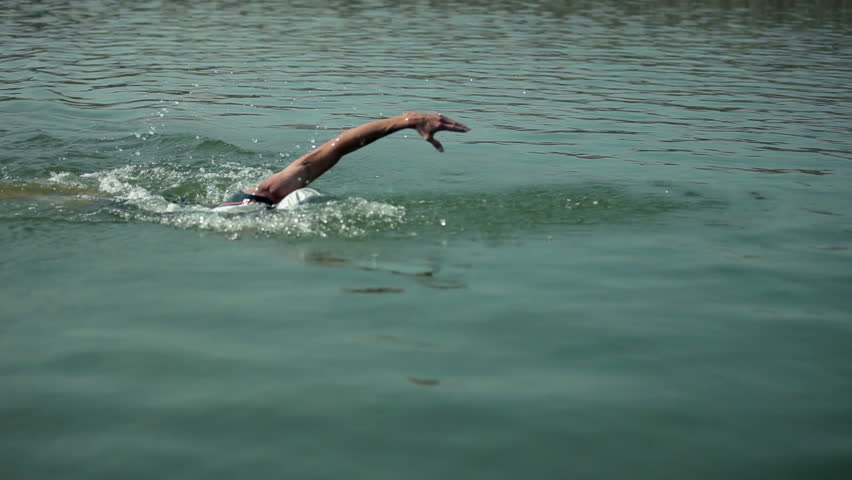 Peshkatari noton 5 km për t’iu arratisur policisë