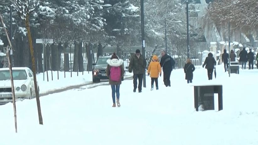 Moti i keq, qarku i Korçës sot mbyll shkollat