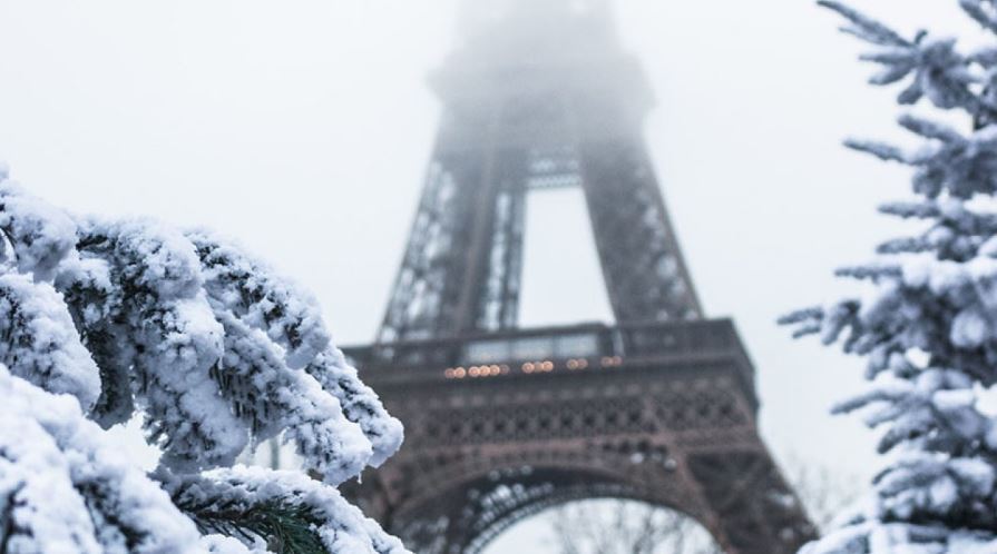 Reshjet e dëborës në Paris, mbyllet Kulla Eiffel