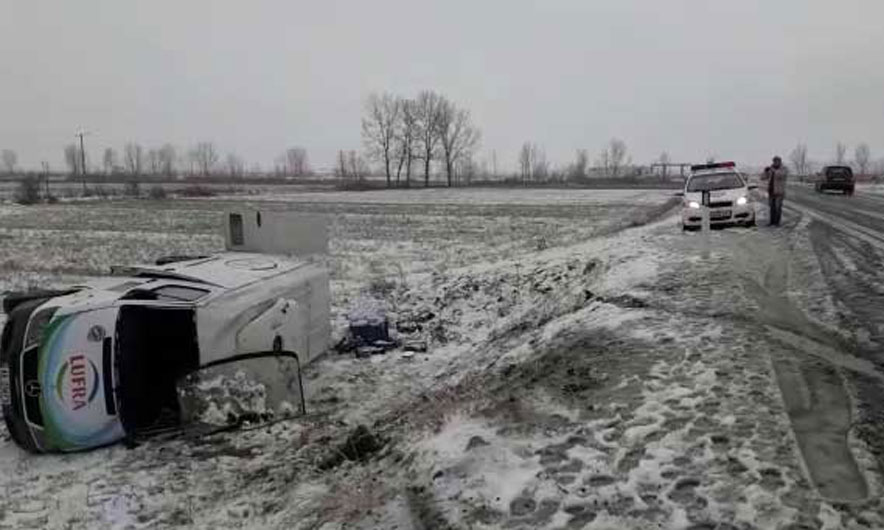 Ngricat në rrugë, automjeti del nga rruga dhe batohet