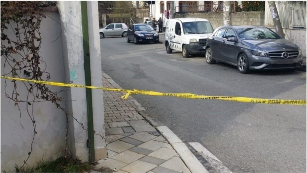 Ish-polici i vrarë ishte ngujuar, banesa e tij ruhej me kamera