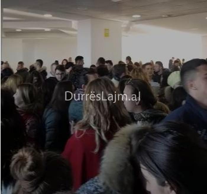 Studentët e UAMD bojkotojnë mësimin, ngujohen në kampusin universitar (FOTO)