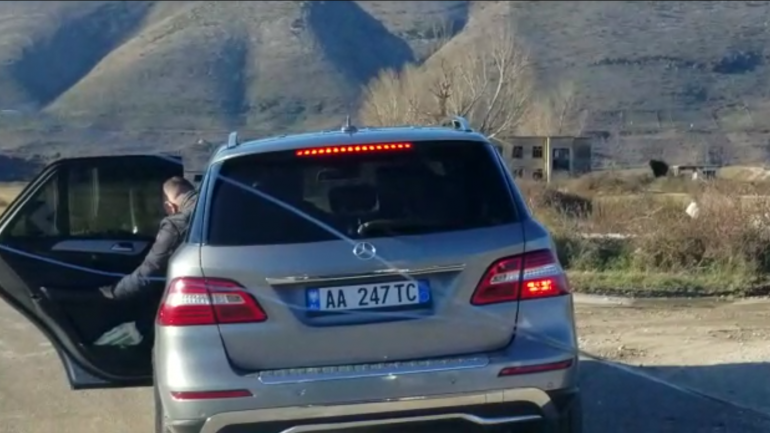 Momenti kur Balili dorëzohet fshehtazi tek drejtori i policisë (VIDEO)