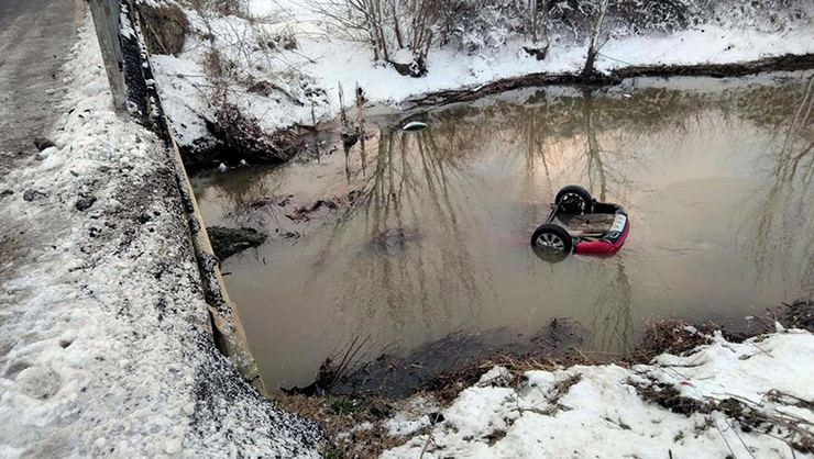Makina rrëshqet në akull dhe bie në përrua, 8 të vdekur