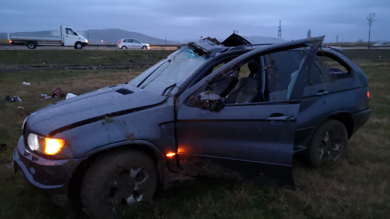 Makina del nga rruga, humb jetën një person (FOTO)