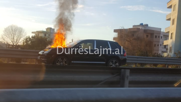 Përfshihet nga flakët automjeti në Durrës (FOTO)