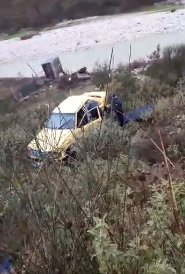 Makina del nga rruga, plagoset drejtuesi