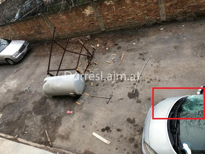 Era rrëzon depozitën e ujit në Durrës, shkatërron makinën e parkuar (FOTO)