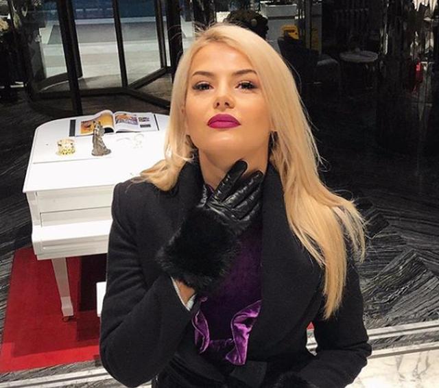 E kishit menduar Marina Vjollcën me baluke dhe brune? (FOTO)