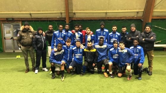 “Mbylle gojën zezak”, arbitri ofendon lojtarin afrikan. Presidenti futet në fushë dhe merr vendimin drastik!