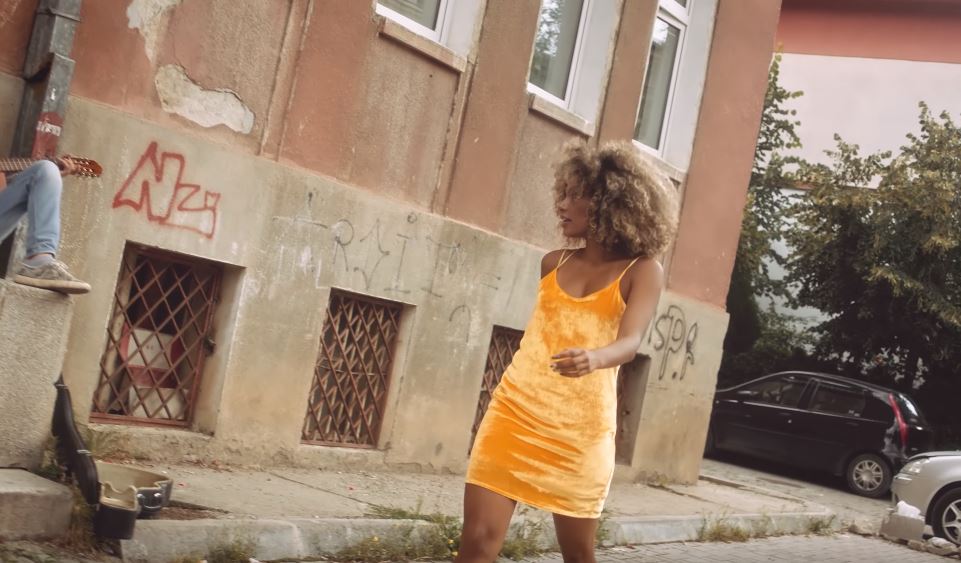 VIDEO/ Modelja afrikano-serbe e klipit të reperit shqiptar qenka vetëvrarë