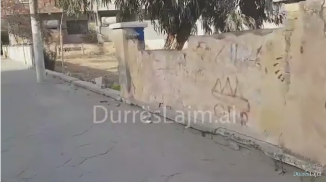 Shkollës 9-vjeçare në Durrës i “zhduket” muri rrethues! (VIDEO)
