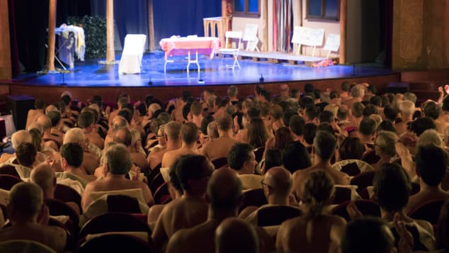 Aktorët dhe publiku shfaqen nudo në teatër (FOTO)