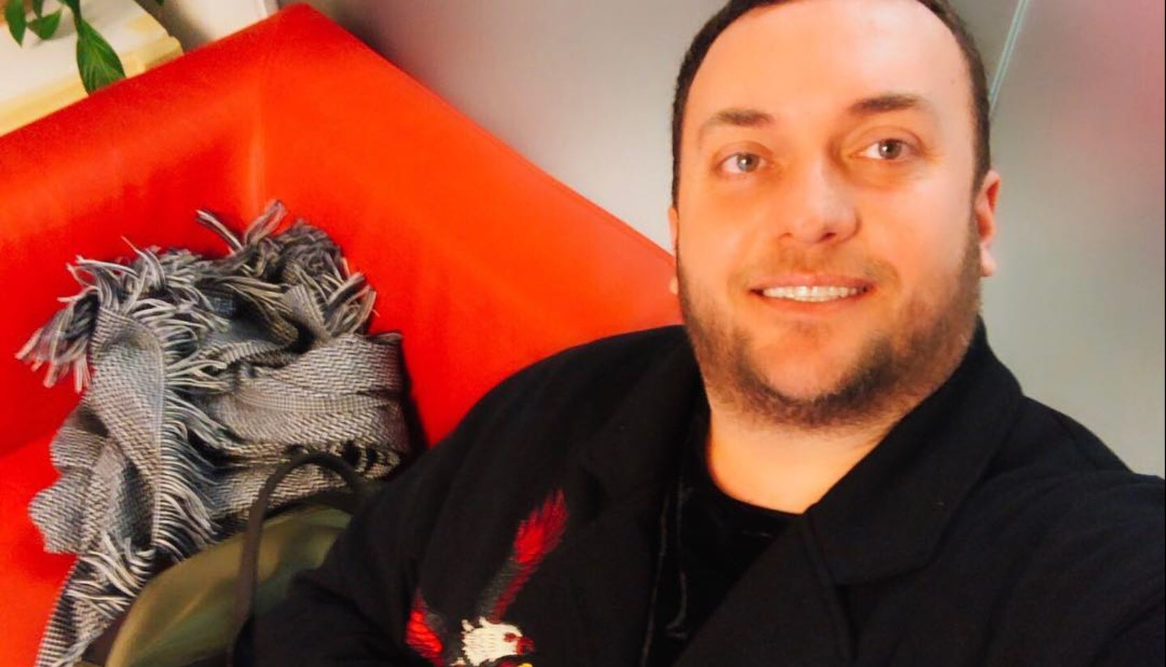 Blogeri durrsak publikon foto me mamanë e tij