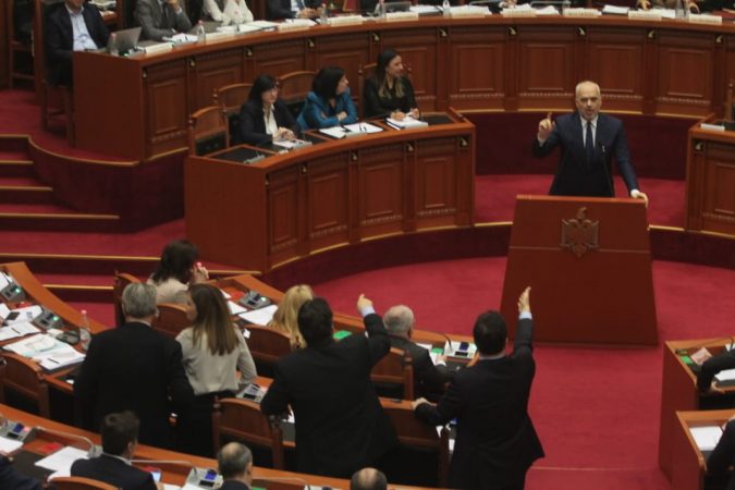 VIDEO/ Rama “ruhet” nga Endri Hasa, deputeti që e goditi me vezë