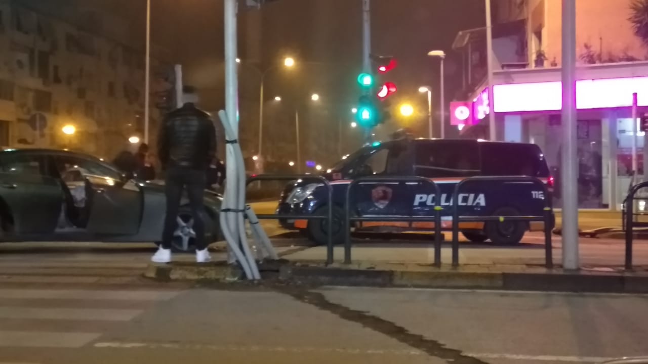 Aksidentohet makina e policisë në Tiranë