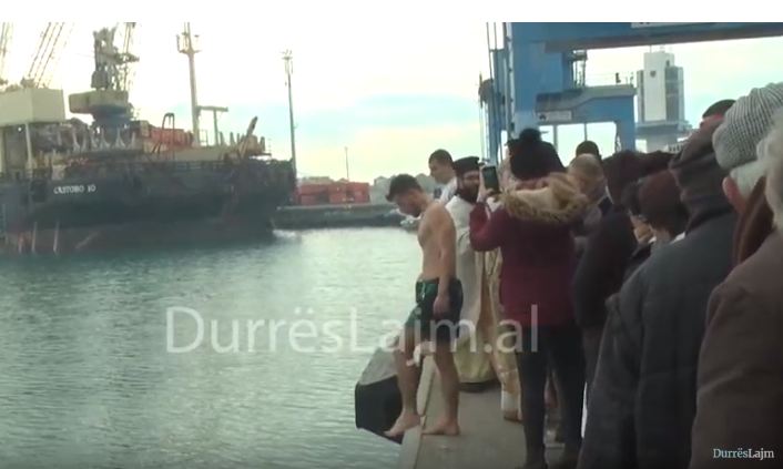 Uji i bekuar/ Cili është i riu nga Durrësi që kapi kryqin në det (FOTO+VIDEO)