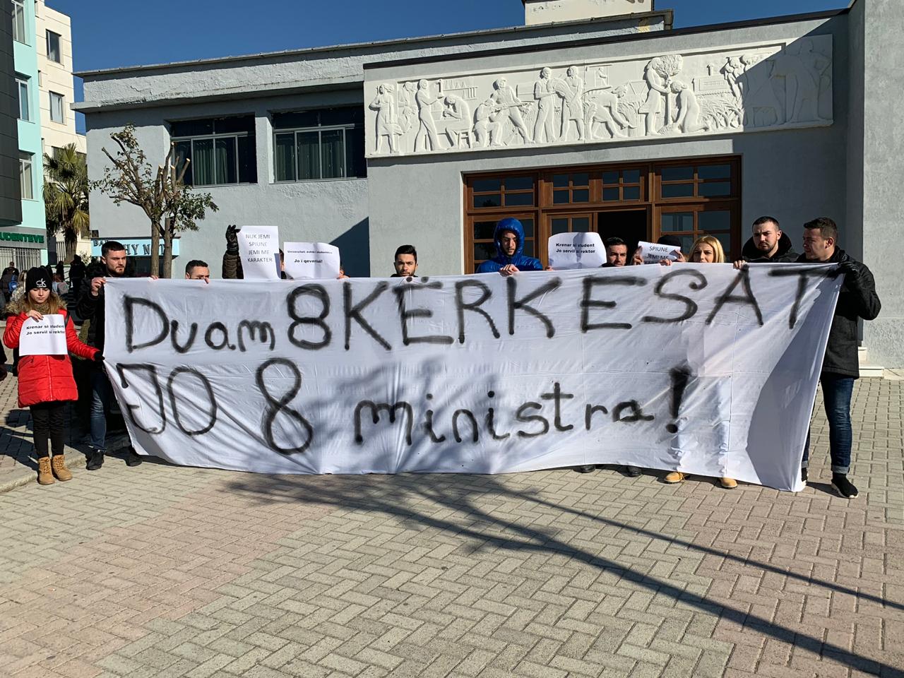 Studentët presin me protesta Çuçin: Duam 8 kërkesat, jo 8 ministra!