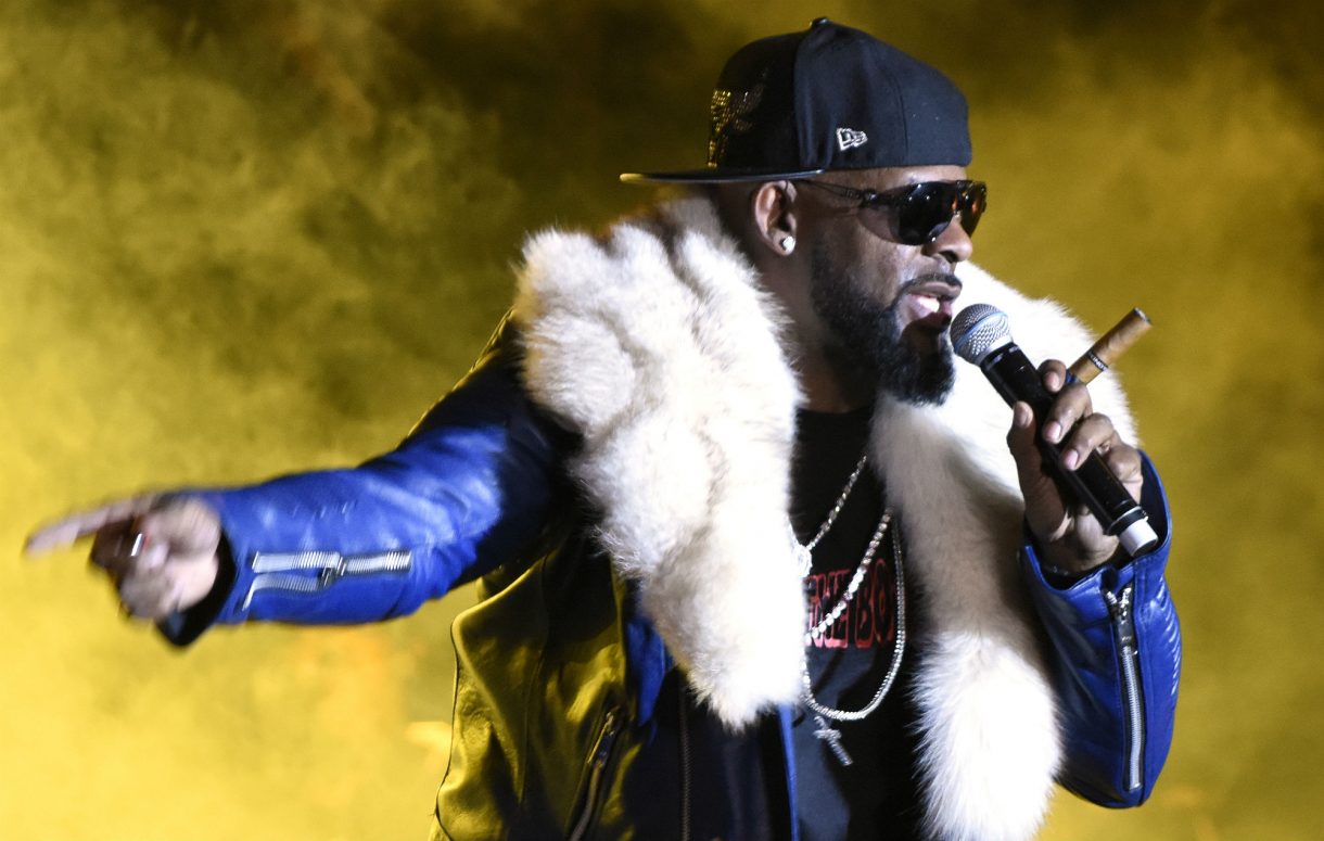 Përdori të miturën si skllave seksi, R. Kelly nën hetim nga FBI