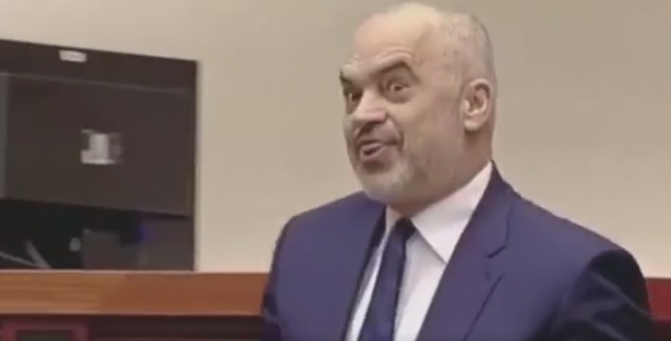 Rama humb toruan në Kuvend, rrjeti shpërthen në meme tallëse (FOTO)