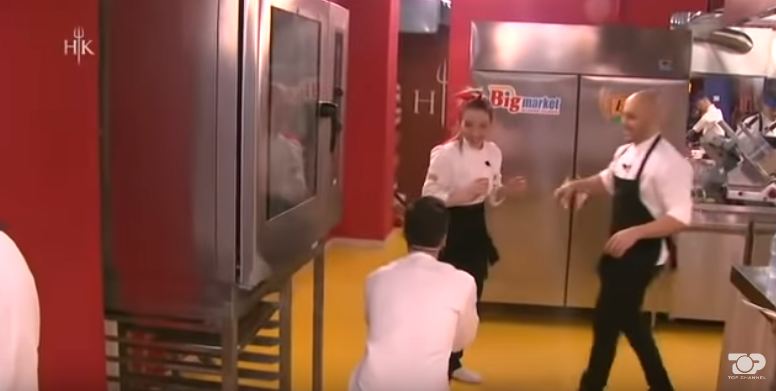 Renato Mekolli i propozon i ulur në gjunjë ish-konkurrentes: Do e marr me vete (VIDEO)