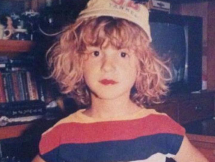 E njihni?! Ish-miss Durrësi surprizon me foton nga fëmijëria