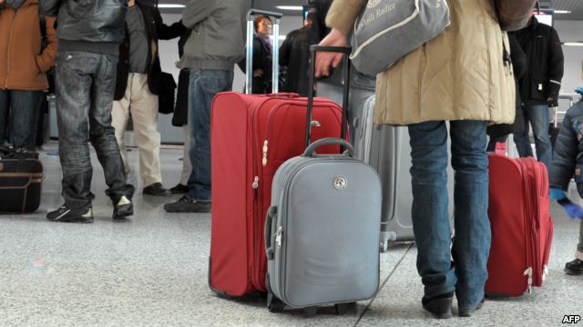 Si po ikin shqiptarët në heshtje, emigracioni po zbraz vendin