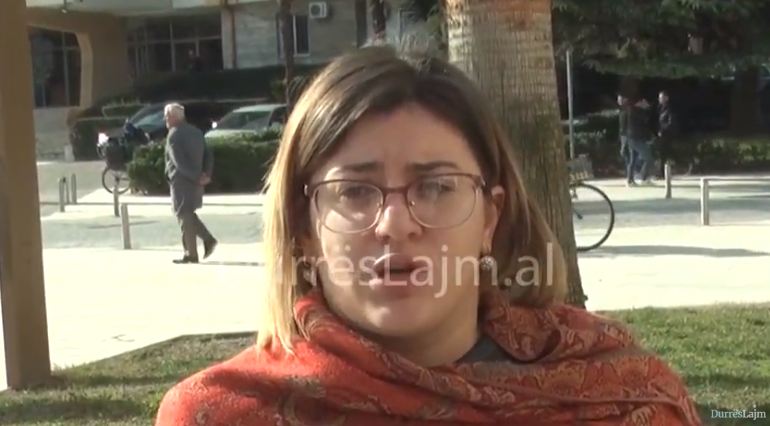 Durrës, e përndjek vazhdimisht dhe i shtypi të atin me makinë, kalvari i vuajtjeve të 25-vjeçares (VIDEO)