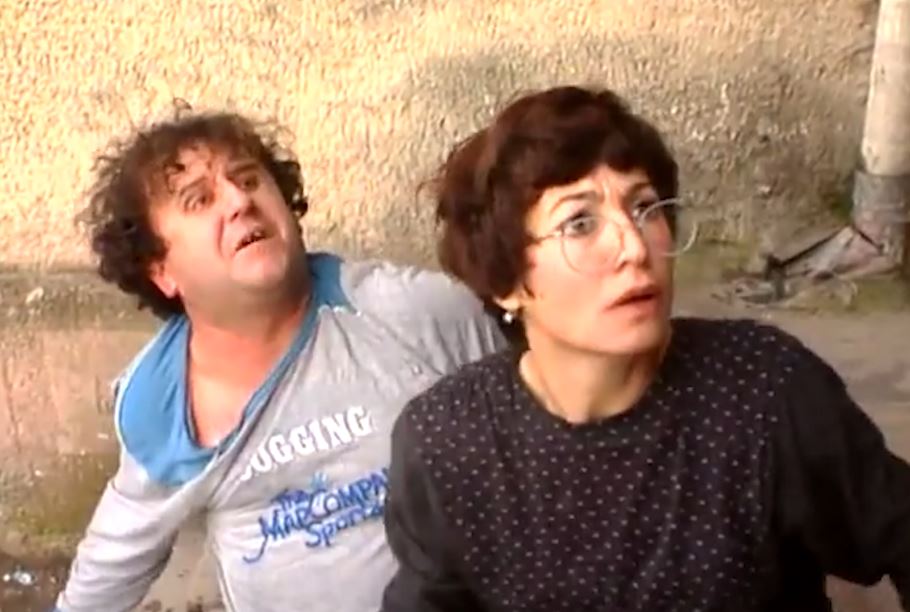 E rrahën në komedi, aktori durrsak: Flija me këmishë, më vinte zor nga gruaja