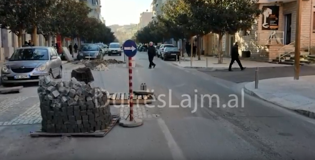 Bllokohen punimet në aksin kryesor në Durrës (VIDEO)