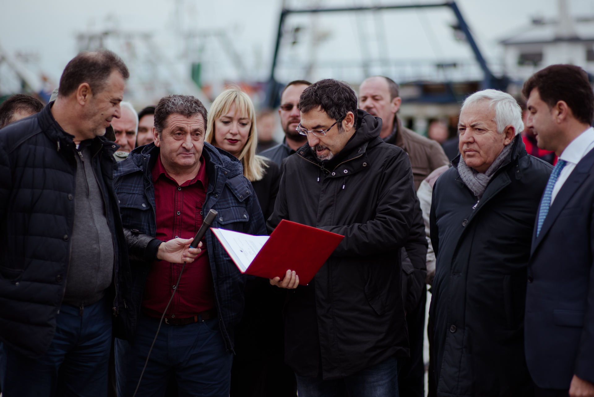 “Ta gëzoni dhe ‘qëllofshi'” Ministri Çuçi u dorëzoi peshkatarëve të Durrësit Portin e ri të Peshkimit (FOTO)