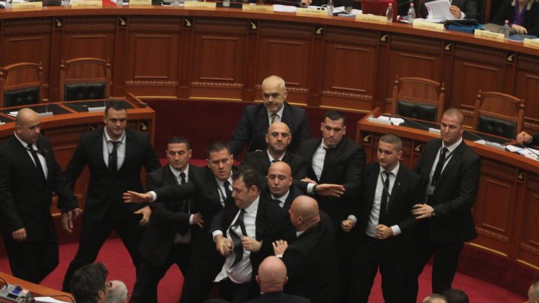 Përplasja PD-PS/ Lista e plotë e deputetëve sherrxhinj në Kuvend, ja kush kryeson