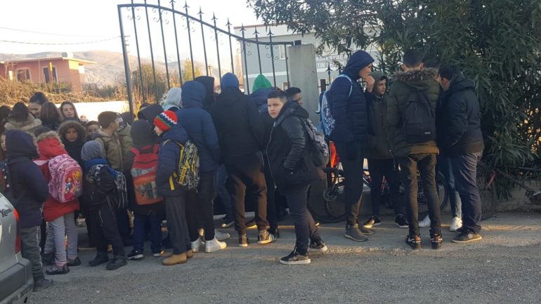 Nxënësit bojkotojnë mësimin, nuk pranojnë të ngrohen me gaz