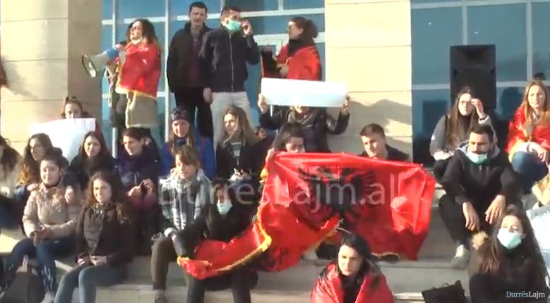 Në Durrës proteston një grup studentësh, por mësimi vijon normalisht (VIDEO)
