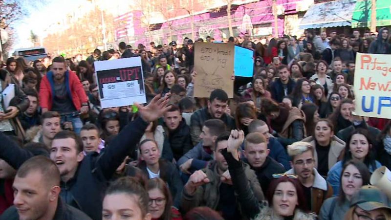 EMRAT/ Policia shoqëron në komisariat dy studentë