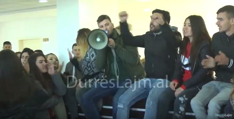 Edhe studentët e Durrësit të ngujuar, ja çfarë kërkojnë ata (VIDEO)