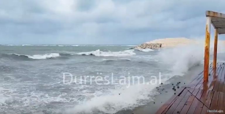 Durrësi përfshihet nga stuhia, pezullohet puna në port (VIDEO)