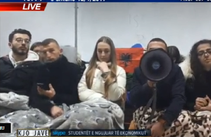 Studentët nga ngujimi: S’na lejojnë të fusim ushqim brenda