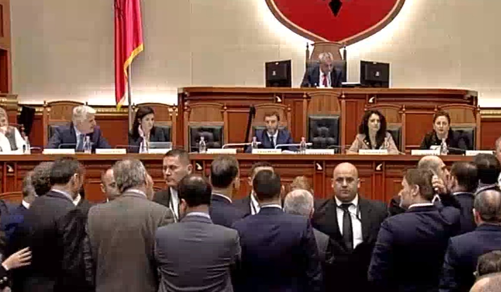 Tensione në Kuvend, opozita bllokon foltoren. Garda ruan ministren