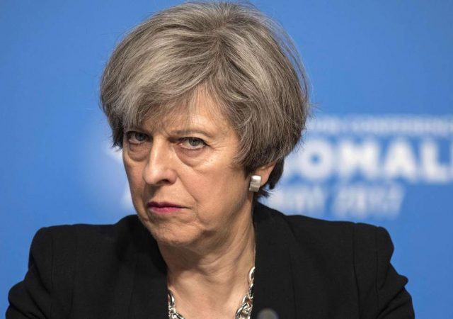 Sfida “Brexit”, Theresa May jep apelin e fundit