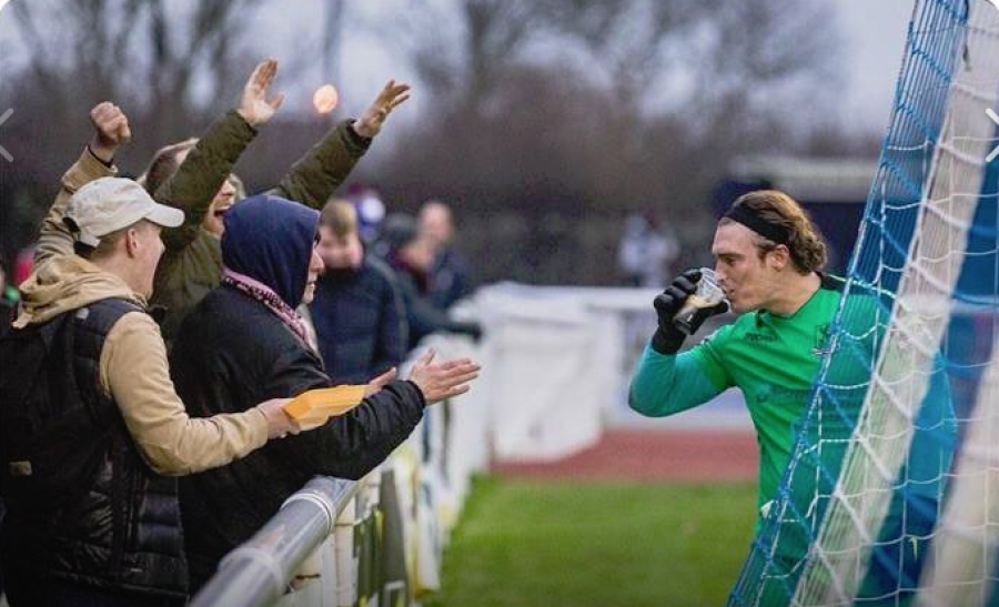 Tifozi i ofron birrë gjatë ndeshjes, portieri nuk e refuzon