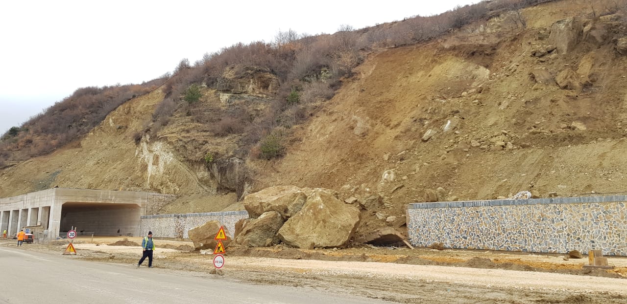 Rrëshqitje dheu tek tuneli panoramik në Pogradec