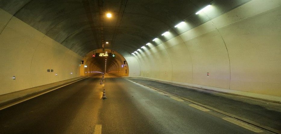 Autobusi përplaset me makinën në tunelin e Elbasanit