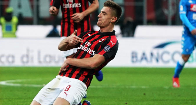 U kthye në idhull të tifozëve, ja kori që i këndojnë tifozët milanist Piontekut