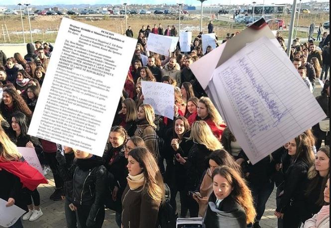 Durrës, studentët e UAMD-së firmosin peticionin për ministren Shahini (FOTO)