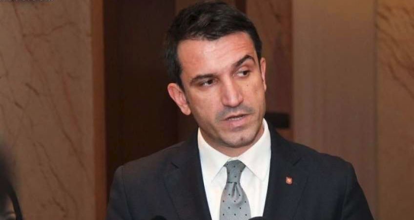 Studentët kryqëzojnë Erion Veliajn: Vrave Ardit Gjoklajn