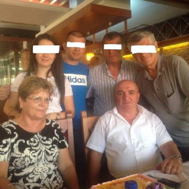 Partneri i vrau prindërit, vajza fjalë prekëse: Duhet të isha unë në vendin tuaj