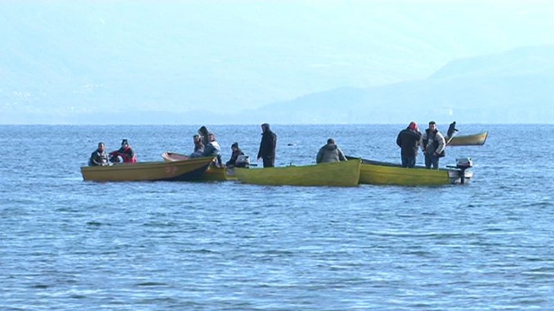 Del në breg trupi i pajetë i peshkatarit