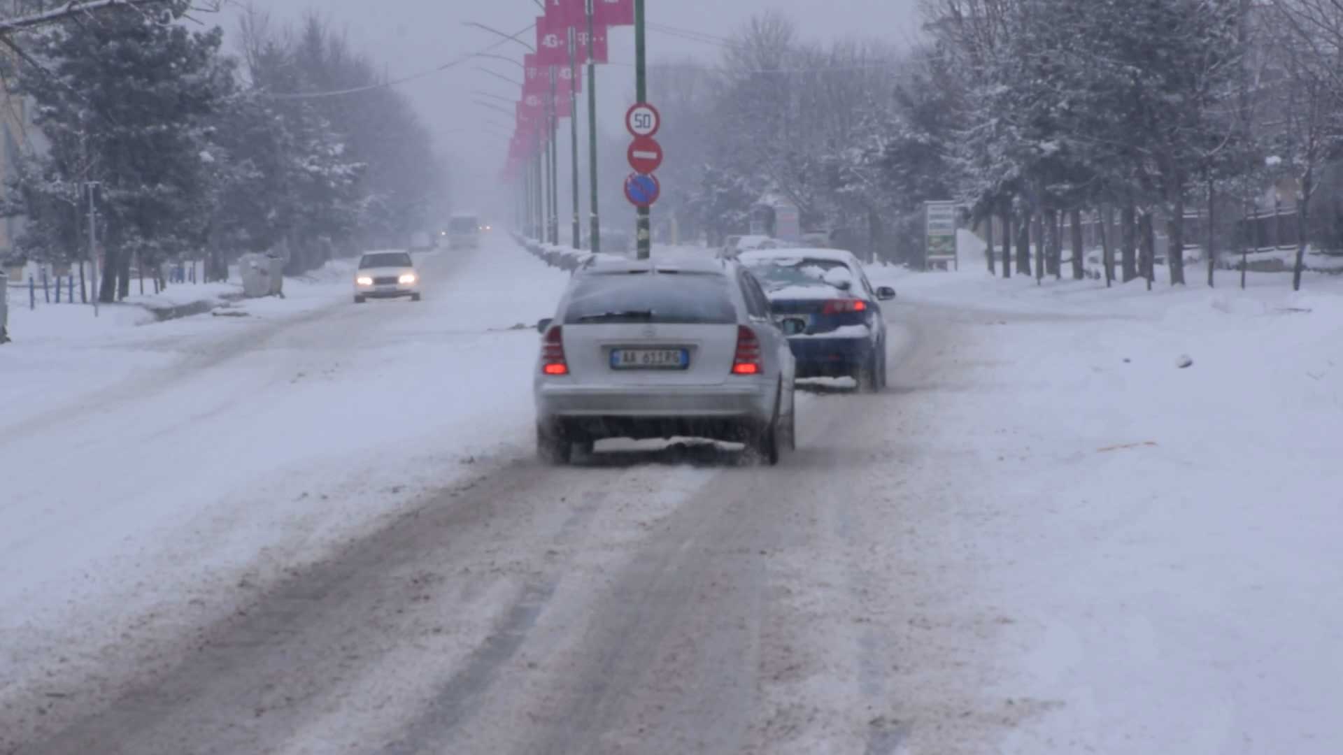 FOTO/ Shqipëria zgjohet e zbardhur; Dëborë në Shkodër, Elbasan e Gjirokastër
